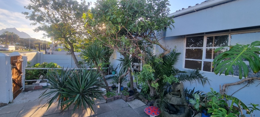 4 Bedroom Property for Sale in Silvertown Western Cape